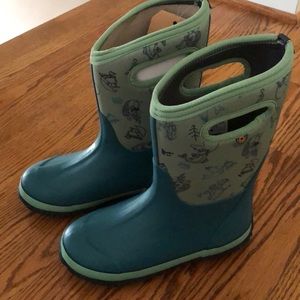Bogs winter boots size 5 youth